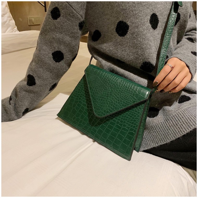 Túi đeo chéo vân da cát xấu nắm cắt V cá tính H022