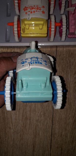 Chiếc xe chạy chớn nhào lộn bằng nhựa rất đẹp