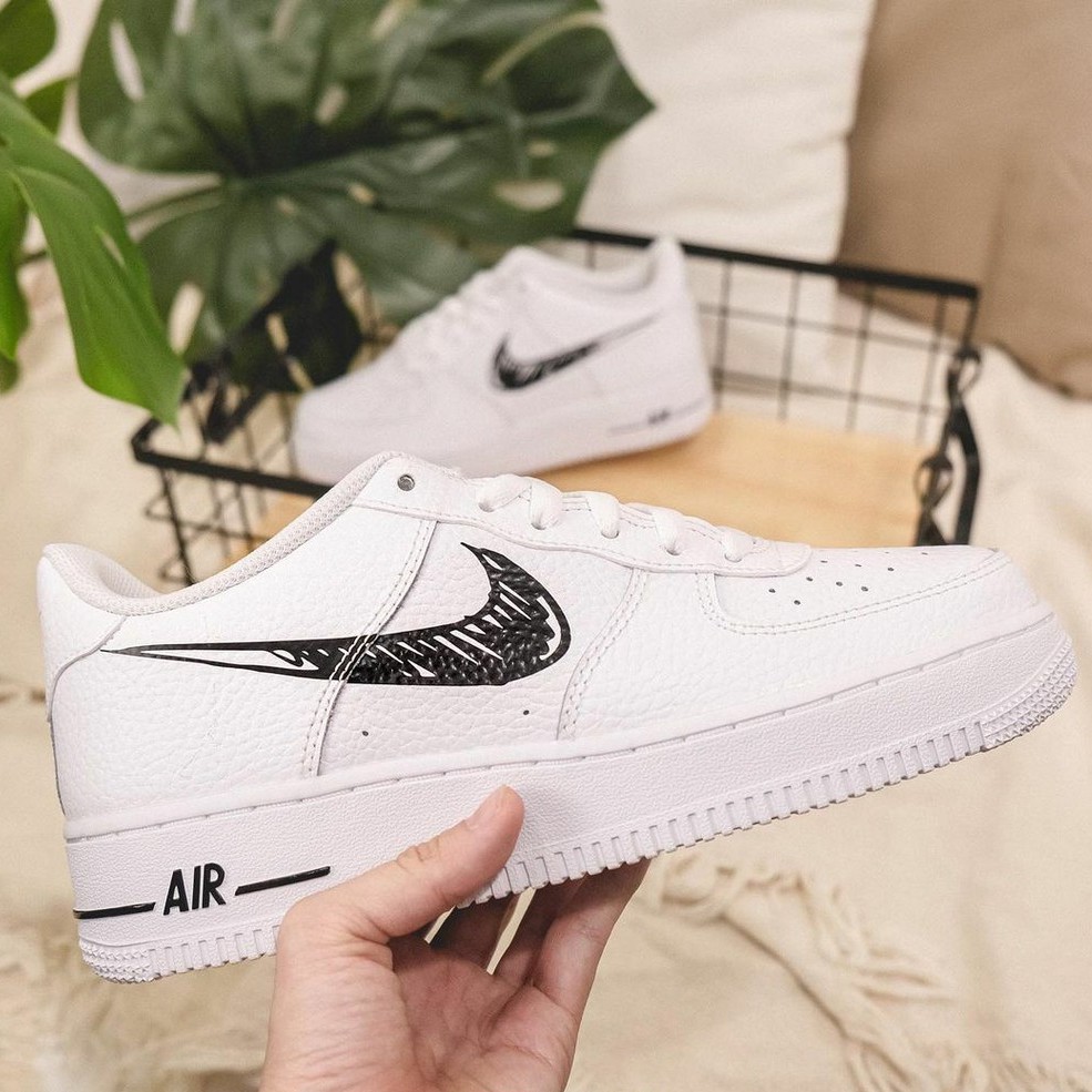 Giày Sneaker Air Force 1 Hàng Chính HãngNike Air Force 1 Sketch Doodle Swoosh White Black [DM3177 100] Simple Sneaker