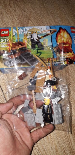 Lắp ráp 1 hộp LegoNinjutsu 99561 có trên 40 chi tiết bằng nhựa ABS