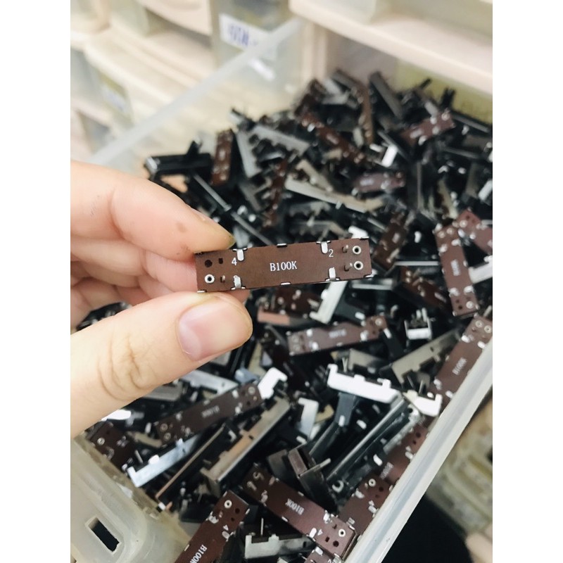 20 Chiết áp gạt 100k  dài 3,5cm