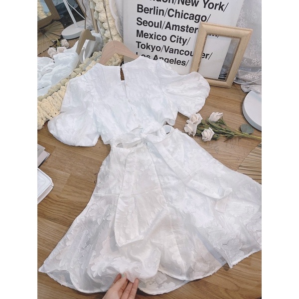 ĐẦM TRẮNG GẤM HOA CỔ V CUTOUT LƯNG
