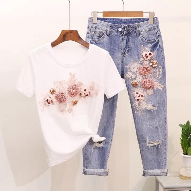 Set áo phông quần bò hoa gắn cực kỳ cá tính và đẹp luôn các tình iêu ơi! Chất liệu vô cùng đẹp, mặc cực kỳ thoải mái nạ!