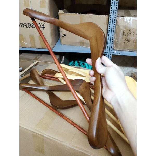 Móc gỗ treo quần áo - móc treo vest bộ sang trọng,2 màu vàng - nâu,kích thước dài 44cm