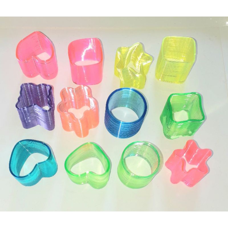 Một cái lò xo bằng nhựa loại 4cm nhiều màu rất đẹp