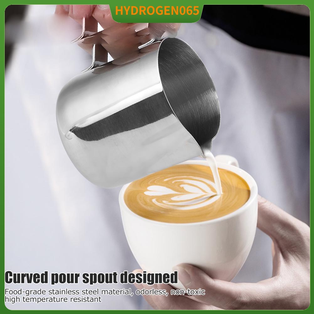 Cốc đánh sữa rót cà phê latte nghệ thuật