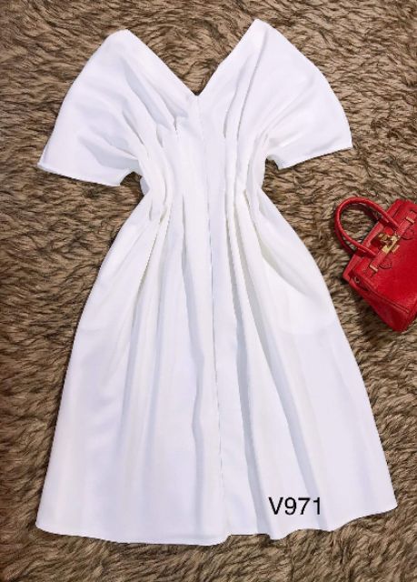 Váy trắng cổ chữ V