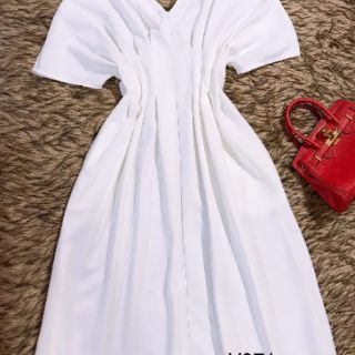 Váy trắng cổ chữ V