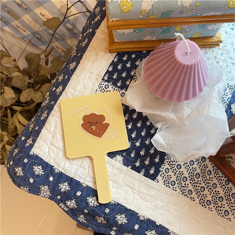 Gương trang điểm cầm tay họa tiết gấu hoạt hình dễ thương