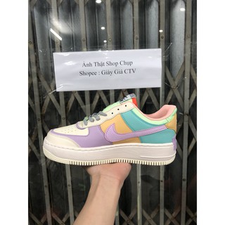 Giày sneaker màu sắc