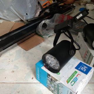 Đèn led rọi chạy ray