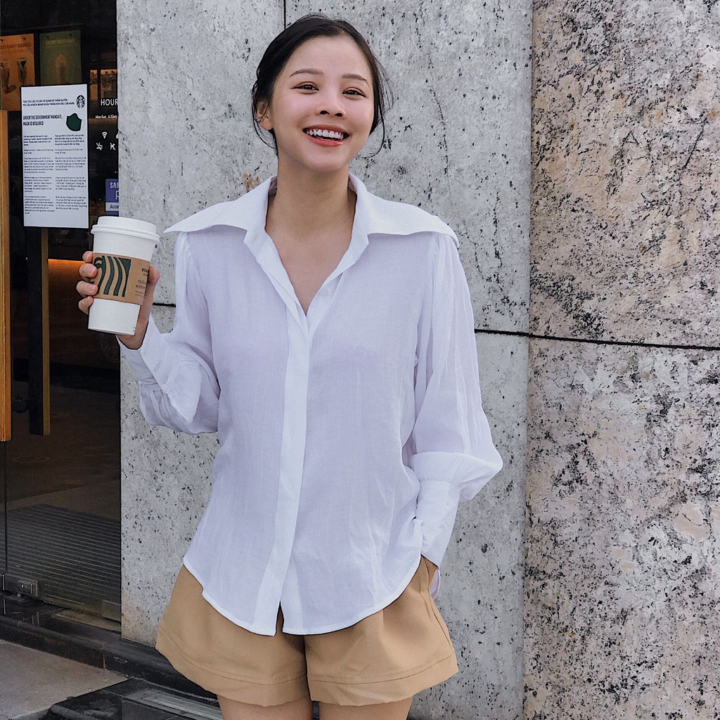 KIOBI - Áo sơ mi Triangle Collar form suông rộng, tay phồng, bâu cổ nhọn cách điệu, vải xô linen trắng - KIA2142T
