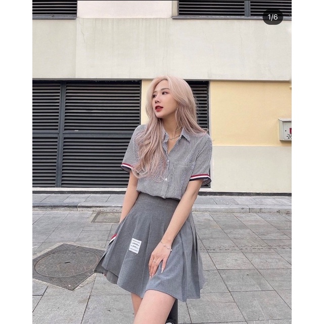 Set váy đầm nữ áo sơ mi kẻ cộc tay phối chân váy tennis xếp ly màu ghi freesize phom suông phong cách học sinh