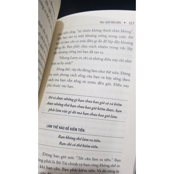 Sách &gt; Học Cách Tiêu Tiền - Đừng Để Cháy Túi Vì &quot;Bóc Ngắn Cắn Dài&quot; - Larry Winget (Tái Bản Mới Nhất, Alpha Books)