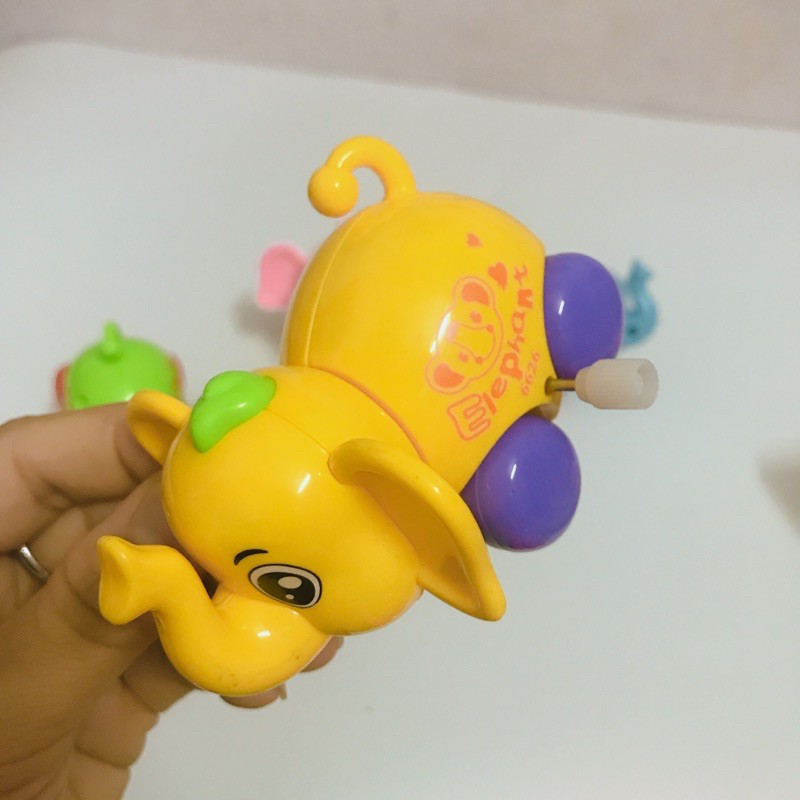 Với con chạy cót ngộ nghĩnh