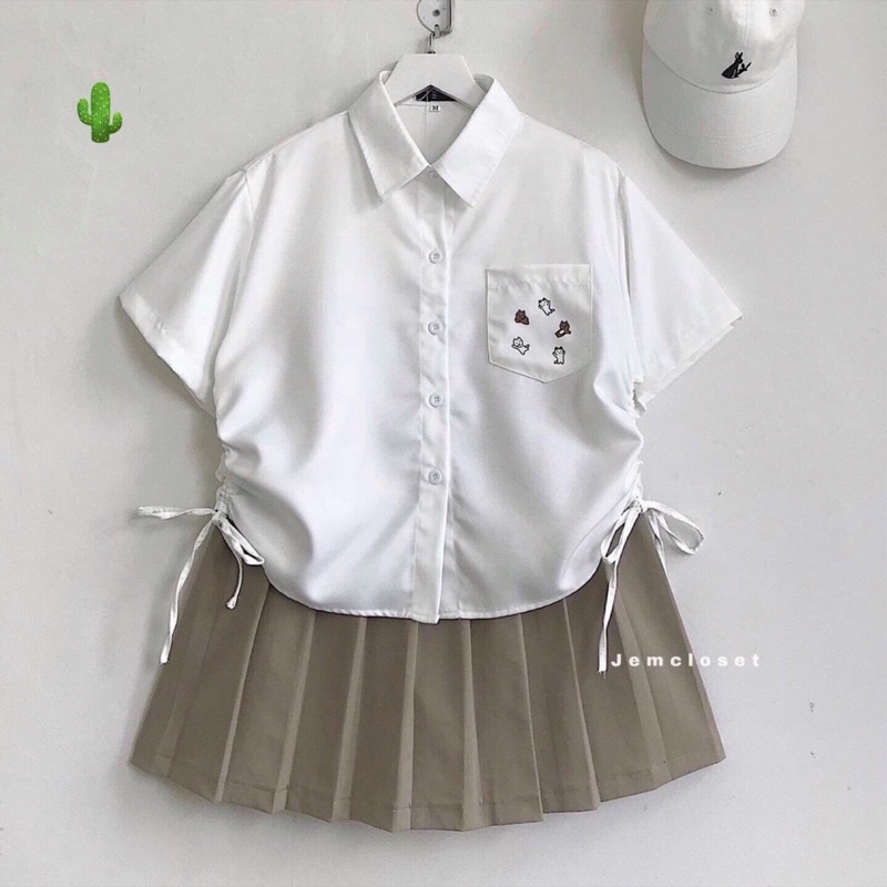 Áo sơ mi croptop rút hai bên , túi hoạ tiết thêu