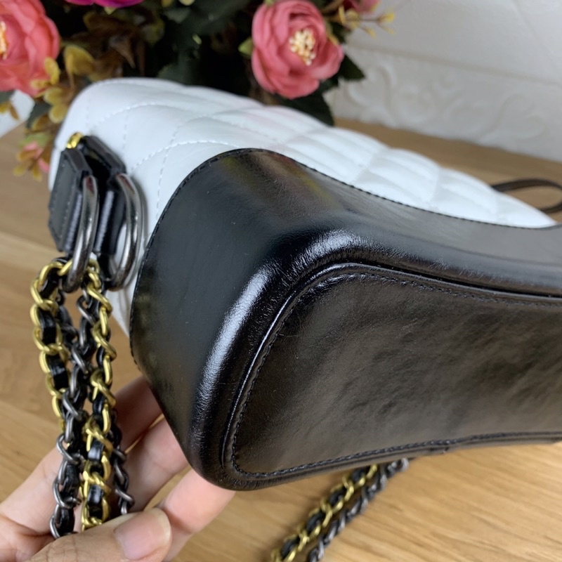 Túi xách Chanel Gabrielle màu trắng size 20cm