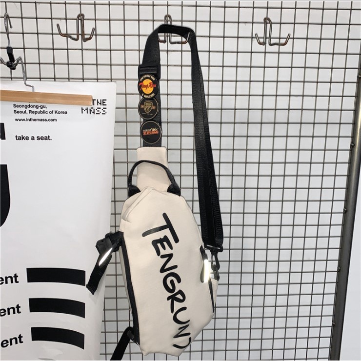 Túi đeo chéo nam nữ thời trang unisex kèm móc khóa bò sữa | BigBuy360 - bigbuy360.vn