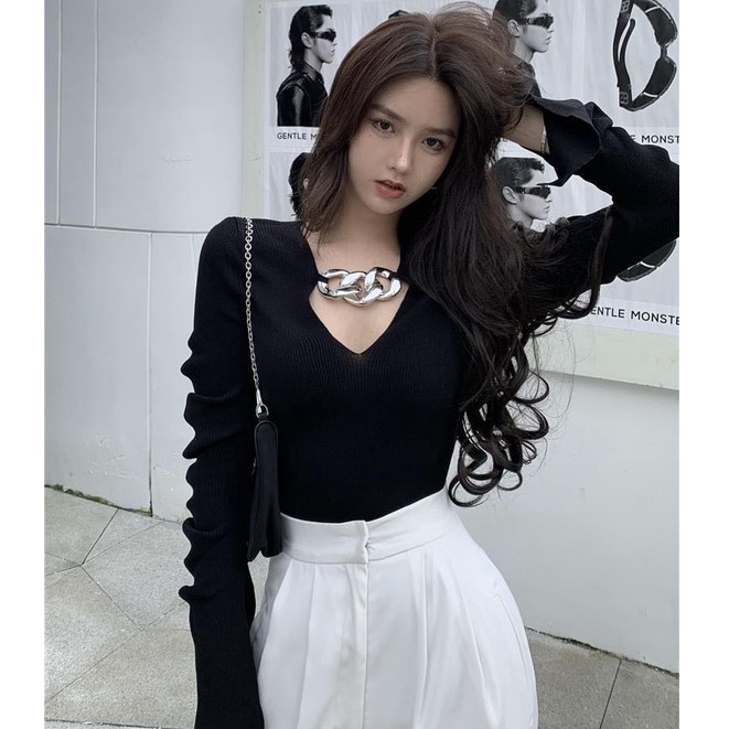 QADCOL Áo dệt kim tay loe cổ chữ v xẻ tà phong cách retro quyến rũ cho nữ