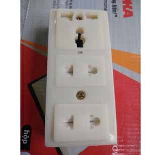 Ổ cắm ba cửa đế đen