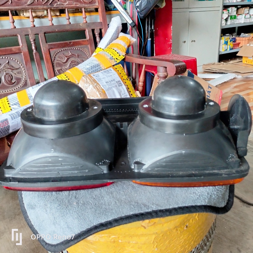 Đèn hậu Hino 500, loại 2 ô vuông vàng và đỏ, bằng nhựa, trái phải khác nhau, Mã sản phẩm ZN-3-01