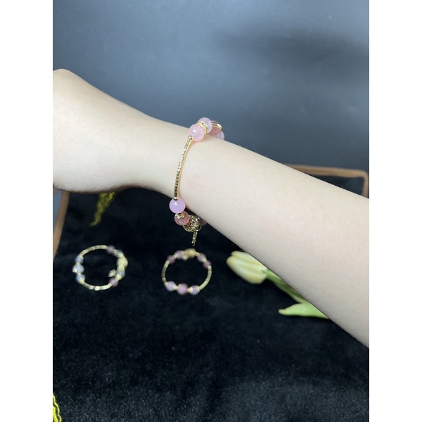 Vòng tay màu hồng mix charm