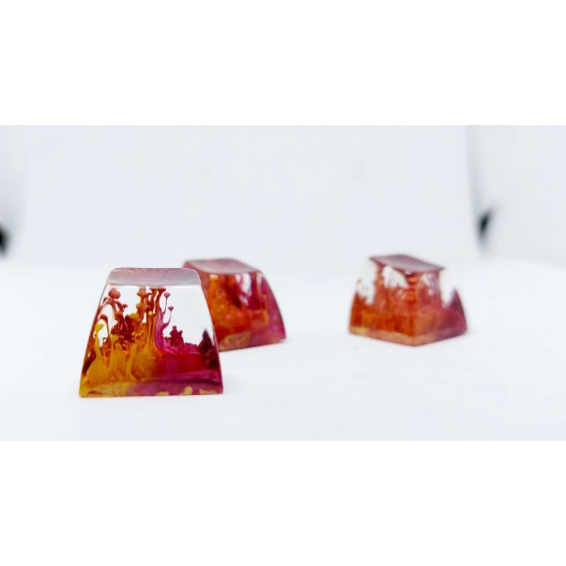 Keycap artisan SA R1 tone đỏ vàng trang trí bàn phím cơ gaming.