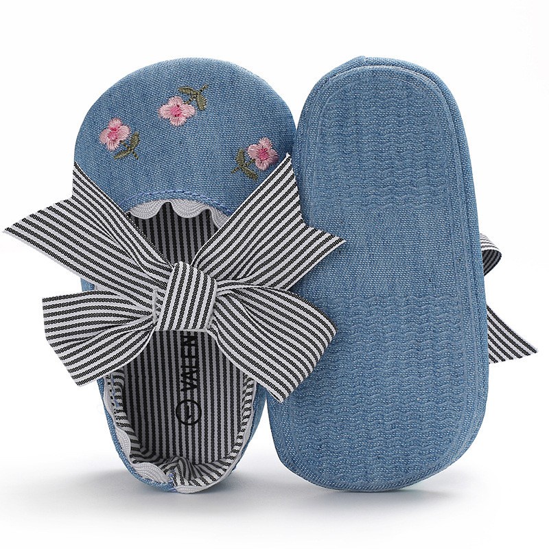 Giày Tập Đi Đế Mềm Đính Hoa Xinh Xắn Cho Bé Gái