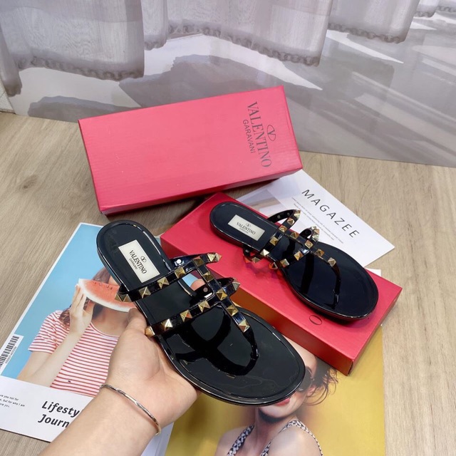 <3 Sale Hot | Trợ Giá | Dép kẹp valentino tán đinh fullbox . . Tháng 7 👡 . ! . * . HOT : RT ' ' " "