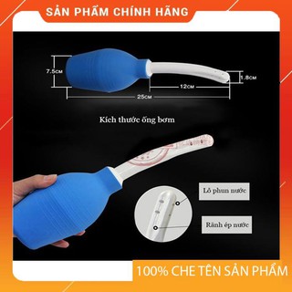 Bình xịt rửa hậu môn và cô bé vòi mềm
