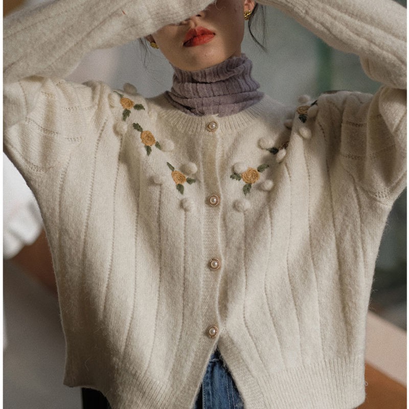 Áo khoác cardigan cổ tròn đính nút ngọc trai ba chiều họa tiết hoa nhỏ kiểu Pháp cổ điển thời trang thu đông cho nữ