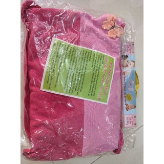 Gối đầu, gối ôm chặn (chèn) cho bé.