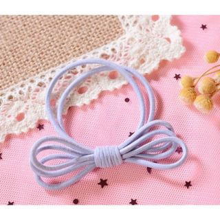 Cột tóc đơn giản dễ thương.