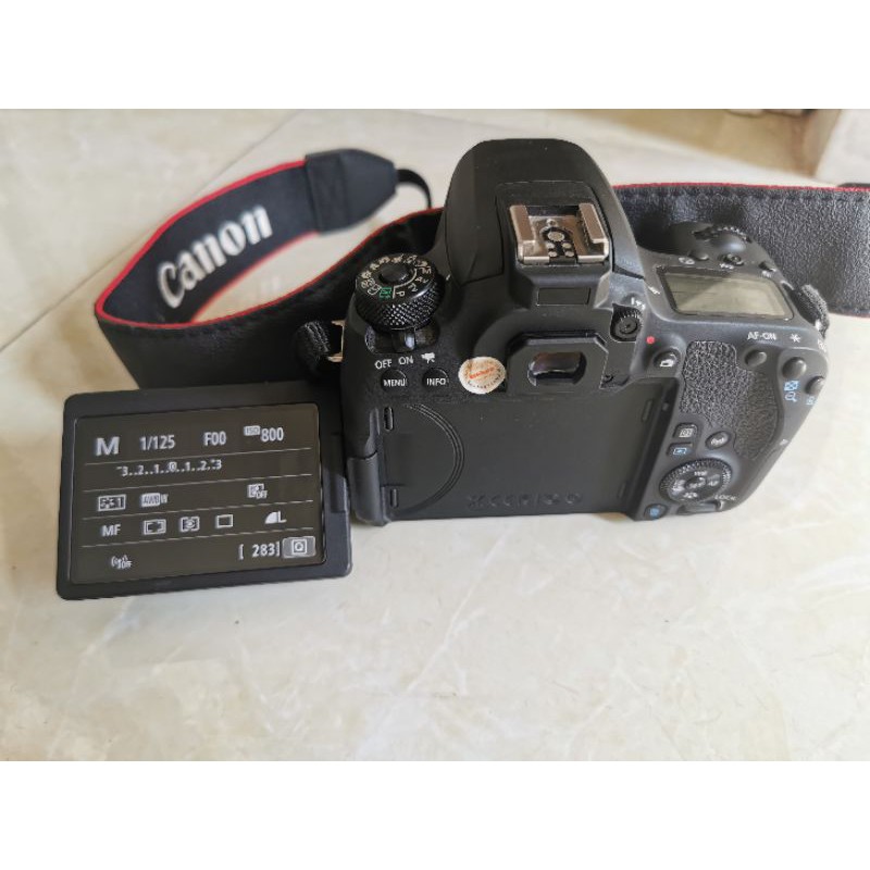 Thân máy ảnh Canon 77D