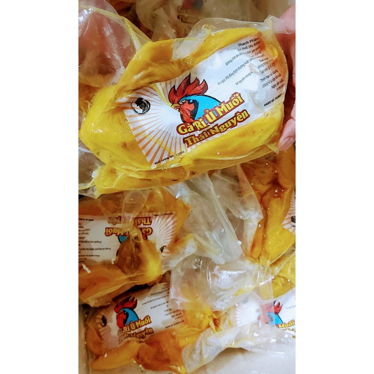 Gà ủ muối hoa tiêu nguyên con. Da giòn thịt dai. Gà kèm muối chấm tắc.