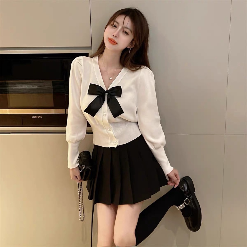 Áo len nữ tay bồng kết hợp với nơ và khuy trái tim mix cùng chân váy siêu xinh | BigBuy360 - bigbuy360.vn