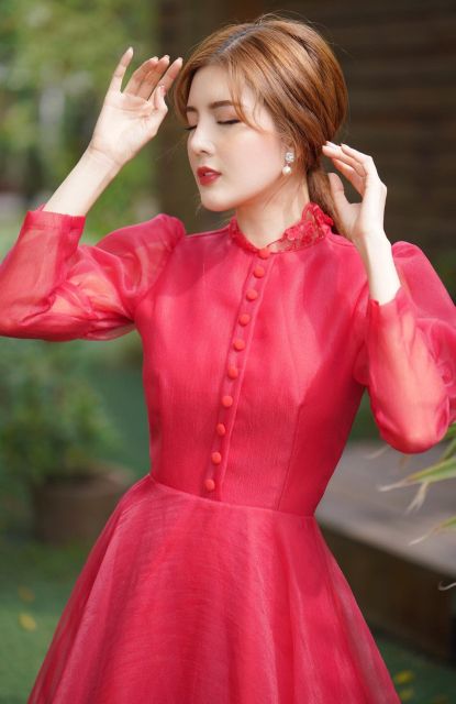 Váy maxi trắng tay dài  đi bàn cô dâu