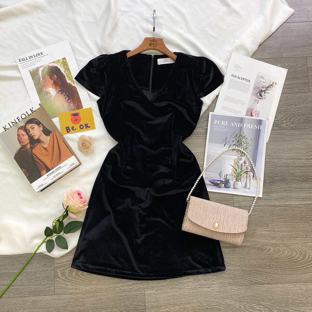 Đầm nhung đen cổ V