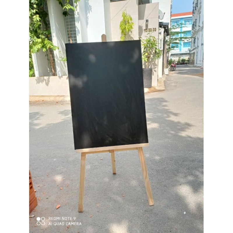 Bảng gỗ viết menu kích thước khoảng 50 x 70 được tặng phấn và bông lau bảng