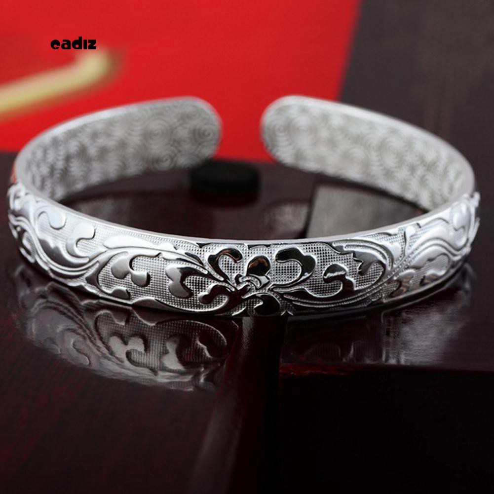 Vòng tay hở chạm khắc hoa văn sang trọng