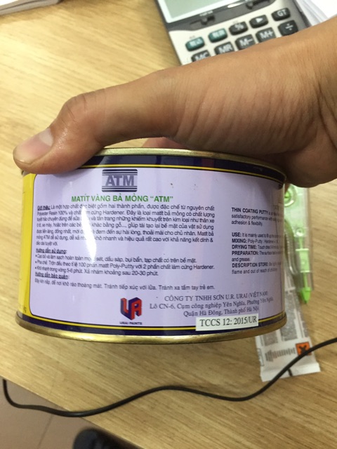 Matit Vàng ATM 1Kg trét trên bề mặt gỗ và thép 2 thành phần