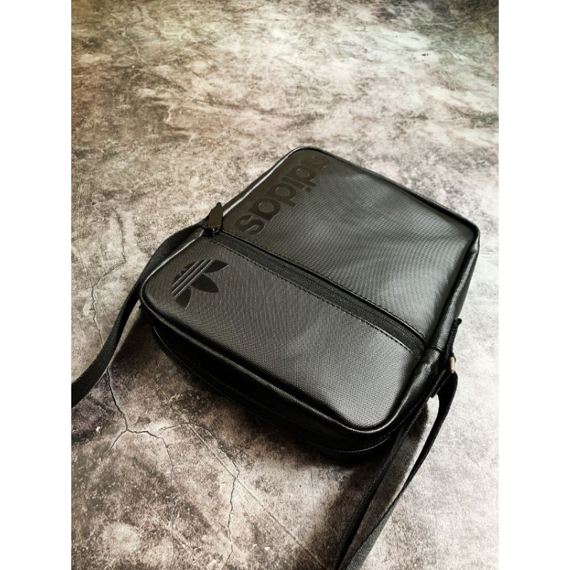 Túi đeo chéo adidas đựng ipad, máy tính bảng full đen