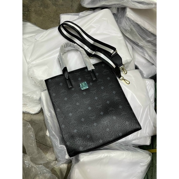 TNS-Túi tote form chữ nhật kèm dây đeo chéo M•see•M field tote bag-unisex màu đen