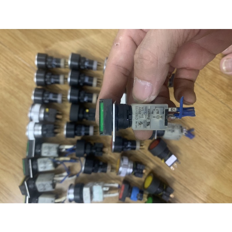 Công tắc nhấn nhá có đèn tháo máy 250VAC-3A. DC 30V-5A