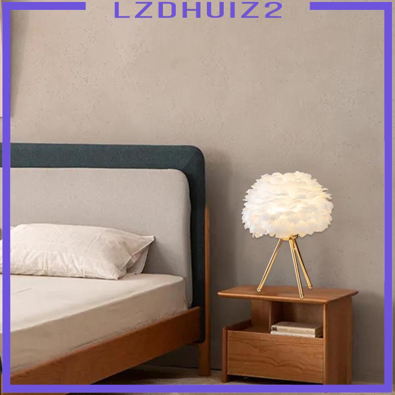 Đèn bàn phối lông vũ phong cách hiện đại trang trí phòng ngủ