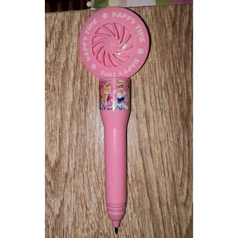 Một chiếc bút và con quay xoay xả stress bằng nhựa