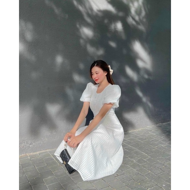 Đầm trắng xốp ô nút bọc