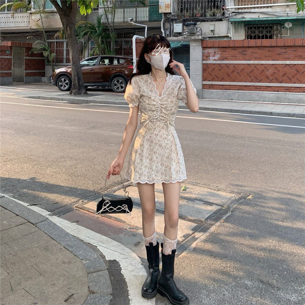 Bộ đồ hai mảnh gồm áo cổ chữ V và chân váy ngắn lưng cao có dây rút phối ren hoa thời trang cho bạn nữ (có bán lẻ)