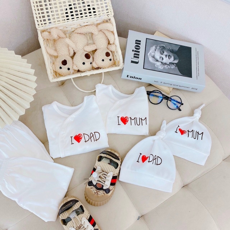 Bộ Sơ Sinh Màu Trắng Tặng Kèm Mũ ( I Love Mom - Dad )