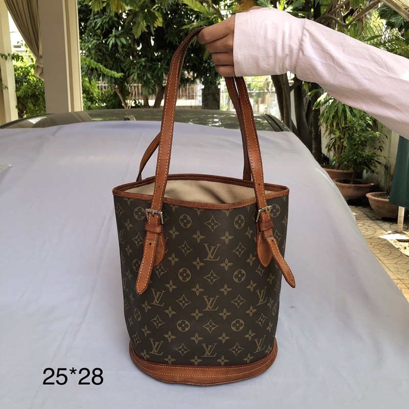 Túi chuẩn si. Túi qua sử dụng. Khách vui lòng xem hình nếu muốn biết thêm thông tin sản phẩm mời khách vô chat. Thanks .